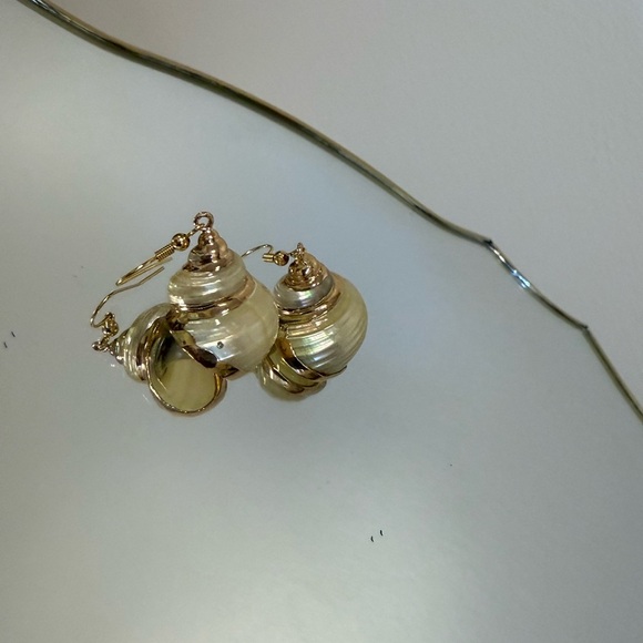 Elegant Gold and Cream Shell Earrings - Picture 1 of 5